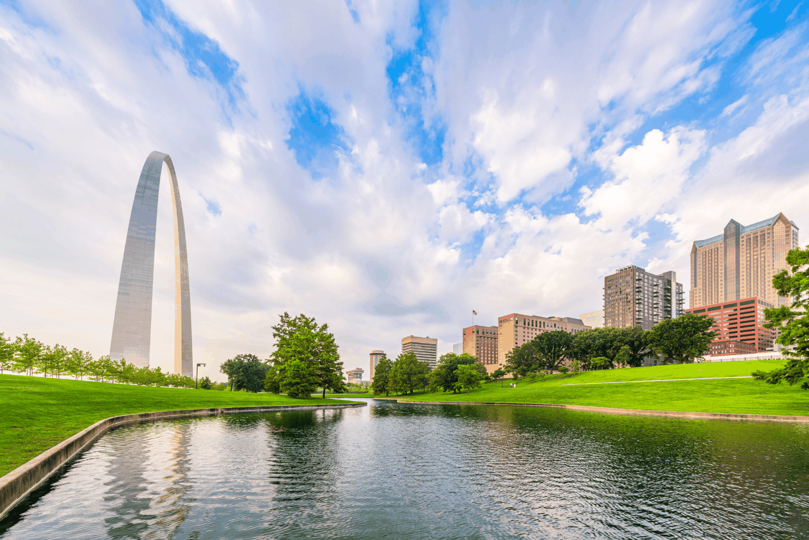 the st louis arch and surrounding park gorunds