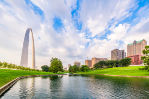 the st louis arch and surrounding park gorunds