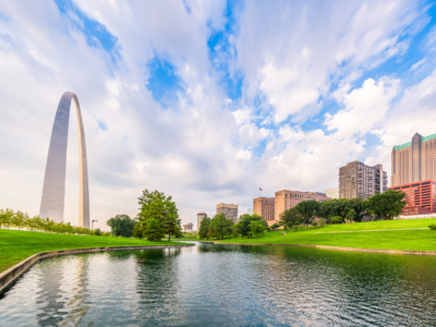 the st louis arch and surrounding park gorunds